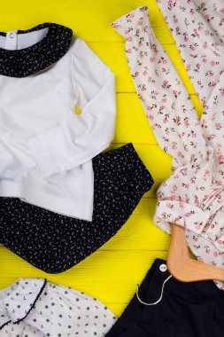 Çocuk Giyim sarı masada