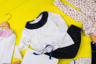 Çocuk Giyim sarı masada