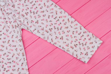 Pijama pantolon üzerine yakın çekim.