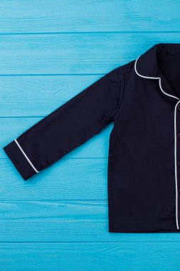 Beyaz kenar ile Donanma gömlek