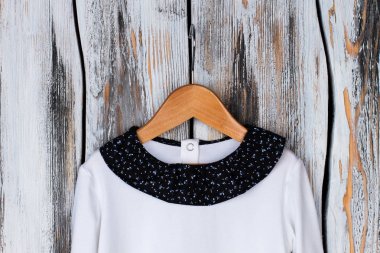 Beyaz yuvarlak yaka ile üst