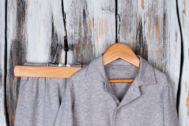 Gri pijama takımı gardırop