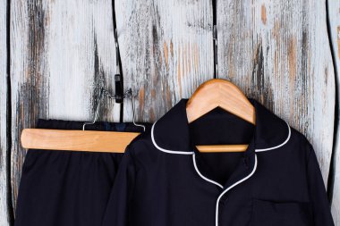 Erkek pijama üzerinde kapat