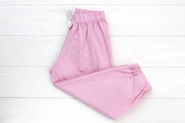 Pantalones rosados sobre fondo de madera — Foto de Stock