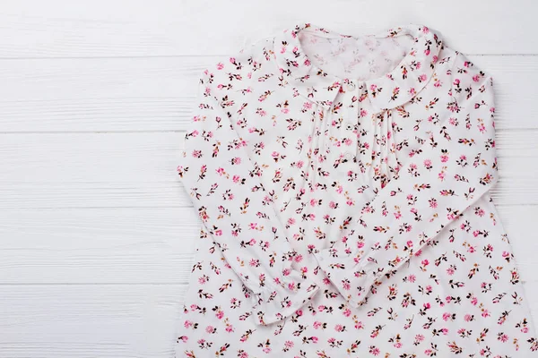 Blommig klänning till lilla flicka — Stockfoto