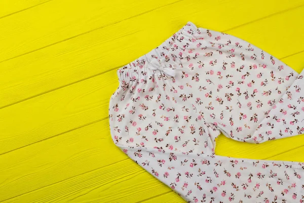 Pantalones de niña sobre fondo amarillo — Foto de Stock