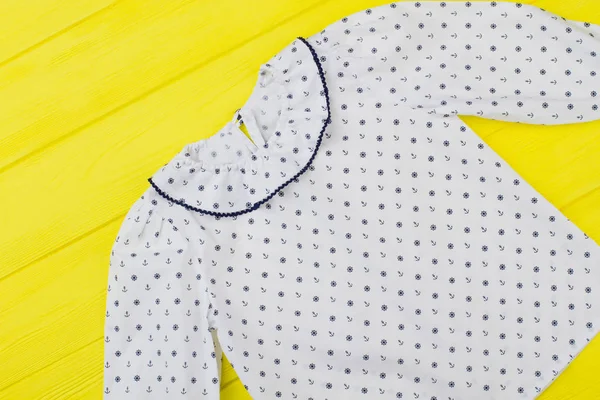 Blusa niñas sobre fondo amarillo — Foto de Stock