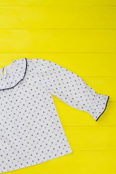 Parte superior pijama blanco para niña — Foto de Stock