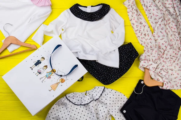 Ropa nueva para hija pequeña —  Fotos de Stock