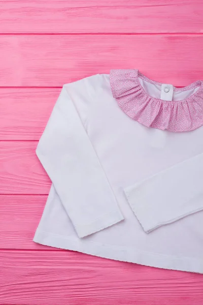 Blusa blanca con cuello rosa —  Fotos de Stock