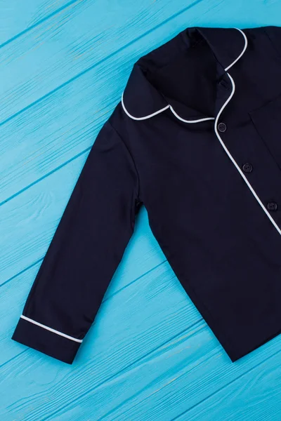 Camicia Navy sul tavolo blu — Foto Stock