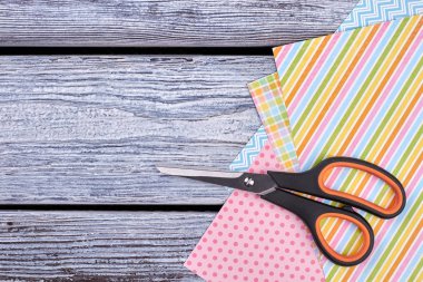 Desenli çarşaf kağıt ve makas.