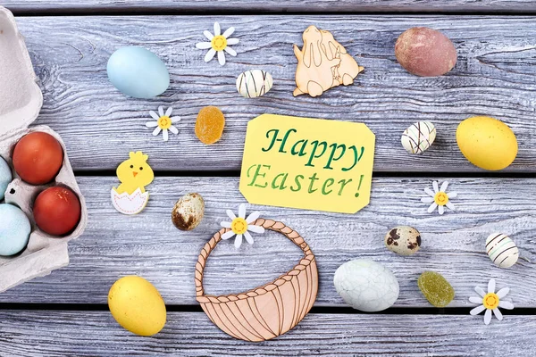 Paskalya tebrik kartı ve yumurta, üstten görünüm. — Stok fotoğraf