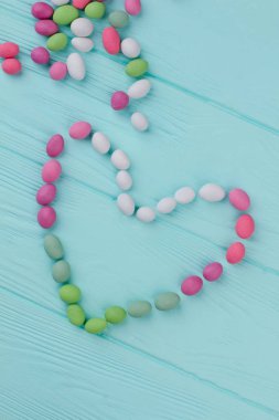 Mavi arka plan üzerinde renkli şekerler.