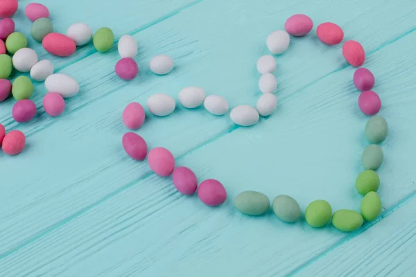 Doces coloridos na mesa de madeira . — Fotografia de Stock