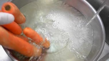 Düşen suya, havuç uyuşuk.