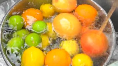 Musluk suyu, üstten görünüm altında taze narenciye yığını.