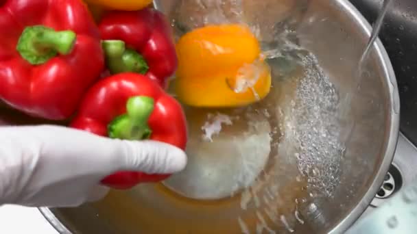 Paprika vallen in water. — Stockvideo
