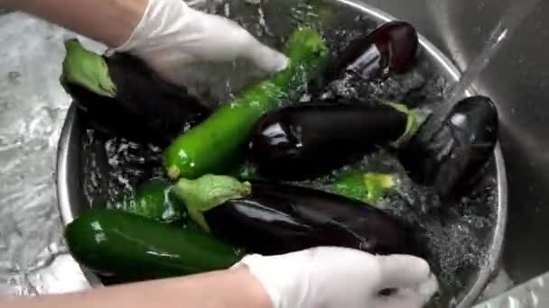 Χεριών, πλύσιμο λαχανικών στη λεκάνη. — Αρχείο Βίντεο