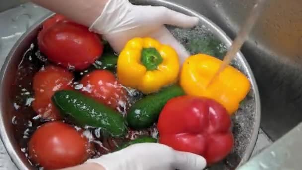 Manos lavando verduras en slow-mo . — Vídeos de Stock