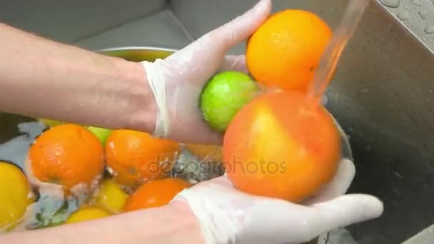 Chef manos lavando naranjas y lima, de cerca . — Vídeos de Stock