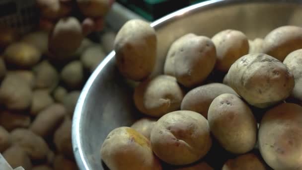 Tomar e pôr batatas . — Vídeo de Stock