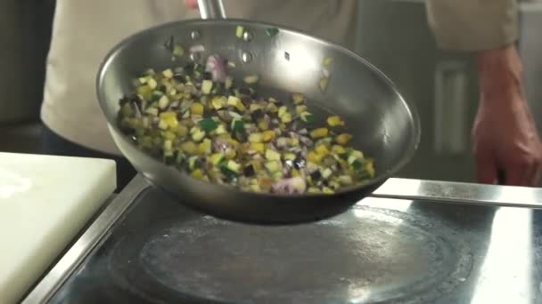 Chef-kok Tossing voedsel In de Pan, slow-mo. — Stockvideo