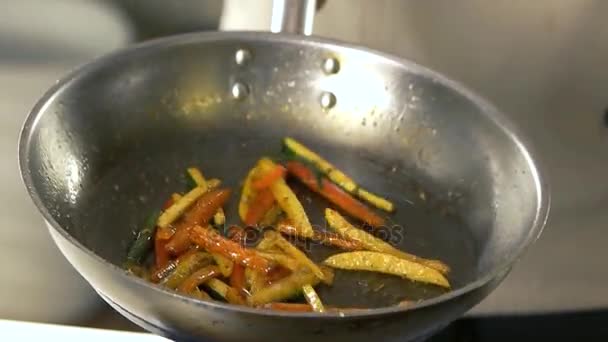 Kaster skiveskårne grøntsager i luften, tæt på . – Stock-video