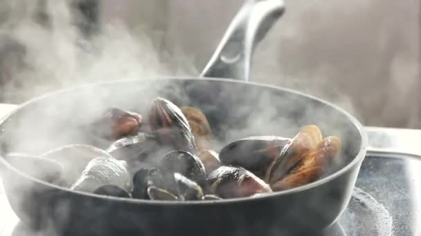 Закрыть мидии приготовления пищи в горячей сковороде. — стоковое видео