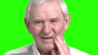 Büyükbaba diş ağrısı vardır.