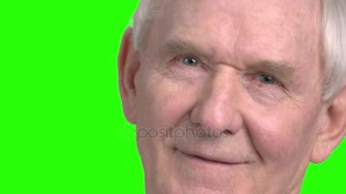 Yaşlı adam yüz hareket kapatmak.