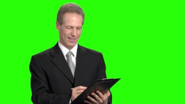 Panoya yazmak gülümseyen olgun adam.