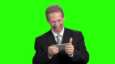 Mobil video oyunları oynarken son derece neşeli iş adamı.