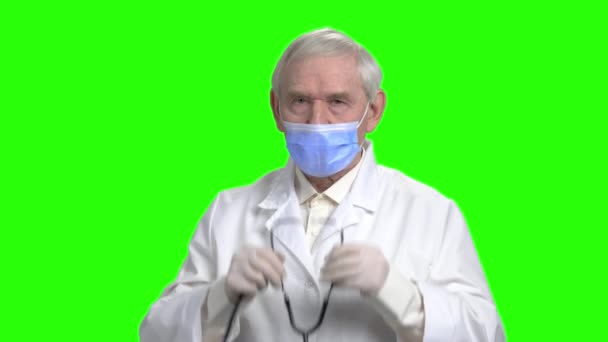 Arzt zieht Stethoskop an. — Stockvideo