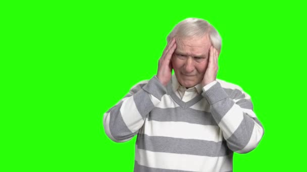 Trauriger Opa, der seinen Kopf mit beiden Händen berührt. — Stockvideo