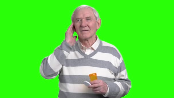 Old man with headache holding painkillers. — Stock Video