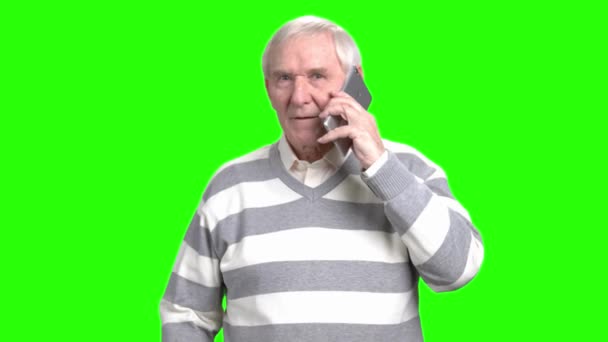 Senior man argumenterar på telefon. — Stockvideo