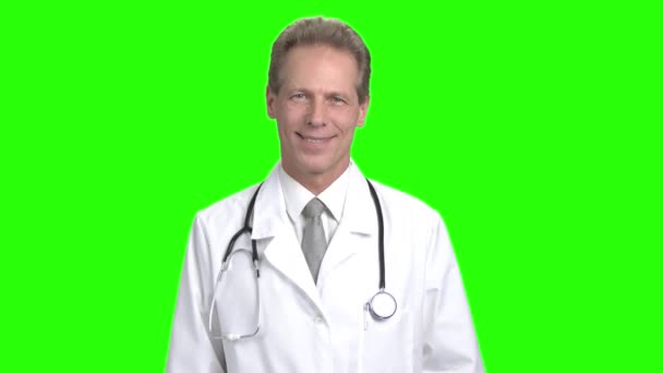 Улыбающийся врач средних лет . — стоковое видео