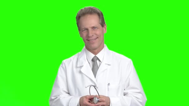 Olgun doktor stetoskop kullanarak. — Stok video