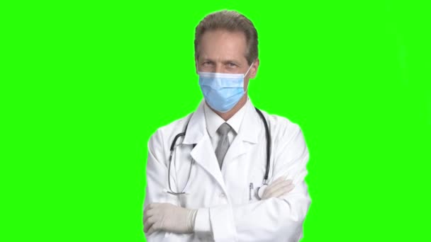 Volwassen arts in beschermend masker en gevouwen armen. — Stockvideo