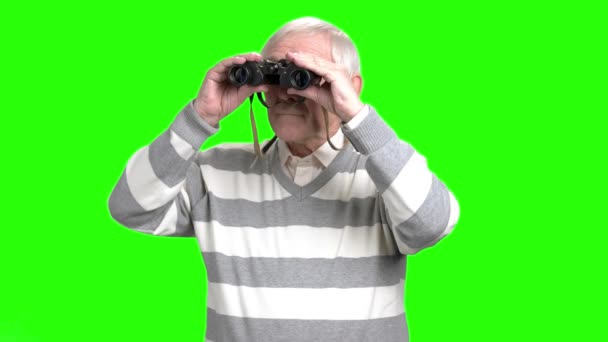 Senior mit Fernglas. — Stockvideo