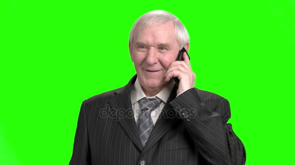 Vrolijke oude politicus praten over telefoon. — Stockvideo