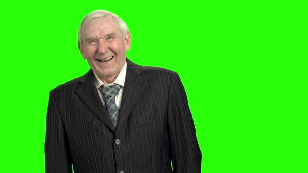 Ευτυχισμένος παλιά άνθρωπος στο κοστούμι γέλιο σκληρά. — Αρχείο Βίντεο