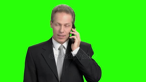 Glad mogen affärsman prata telefon. — Stockvideo