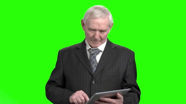 Dědeček posuvné a zvětšování v tabletu. — Stock video