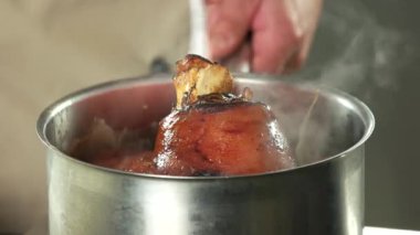 Coooking domuz eti şaftlı yakın çekim.
