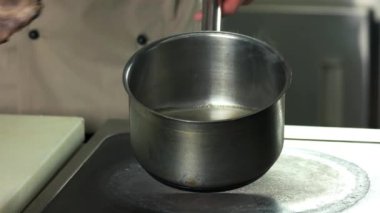 Tencerede kuzu incik.