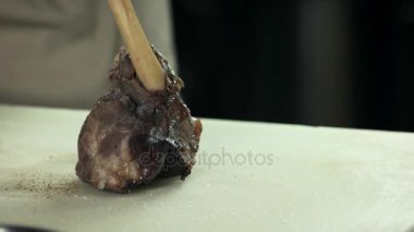 Kızarmış kuzu incik kekik ile.