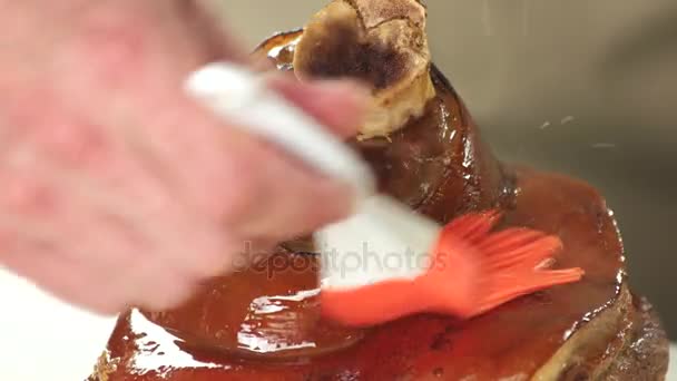 Schweinshaxe aus nächster Nähe. — Stockvideo