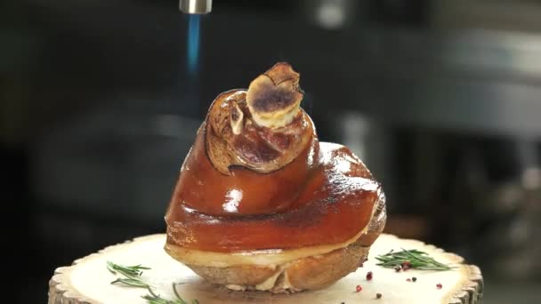 Pointe de porc de cuisson, torche de cuisine . — Video